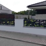 Moderní dům a moderní hliníkový plot